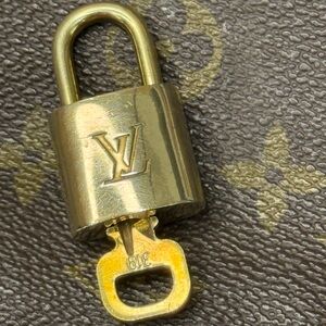 LOUIS VUITTON #319 LOCK & KEY 🔐